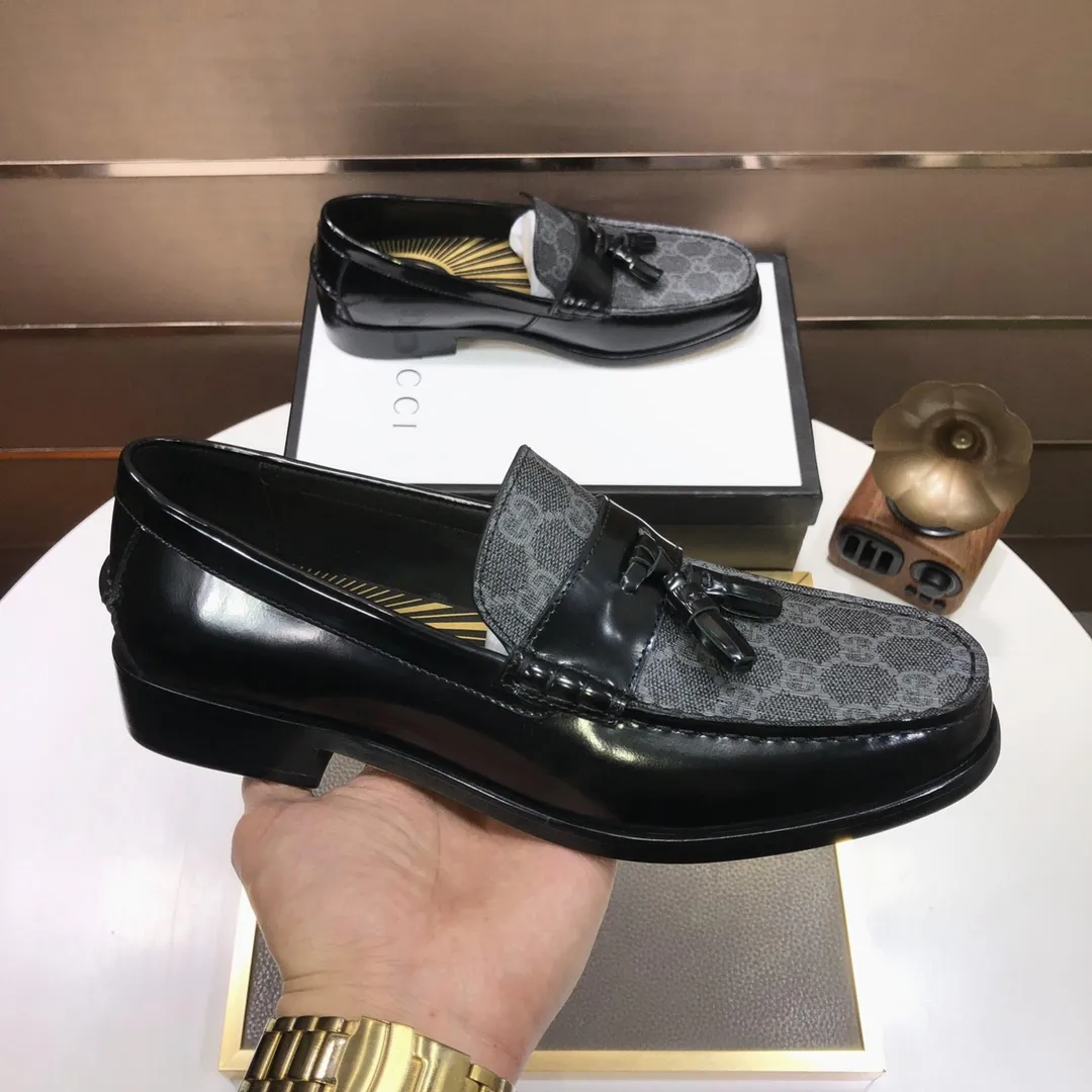Factory batch 580💰Italy’s top luxury men’s shoe giant (GUCCI) (Gucci) (full cowhide lining) new arrival🍃Original European style🔰 Pleasant to the eye😍In order to make the shoes more durable and non-deformable🌀The production continues to follow traditional methods but there is still no lack of innovation💪Select original cowhide for the leather♻️Smooth, natural and extra bright⭐Made of imported cowhide The rich man’s first choice 38-45 (45 customized)